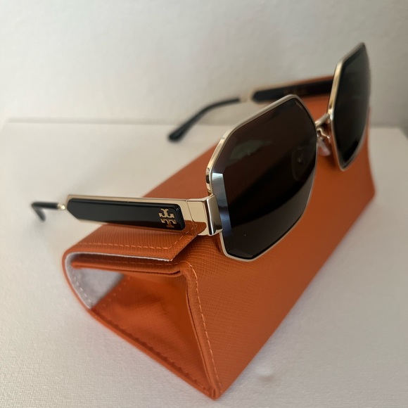 NEW TORY BURCH Geometric Gold Metal Frame Solid Grey Lenses Women Sunglasses - Picture 2 of 6